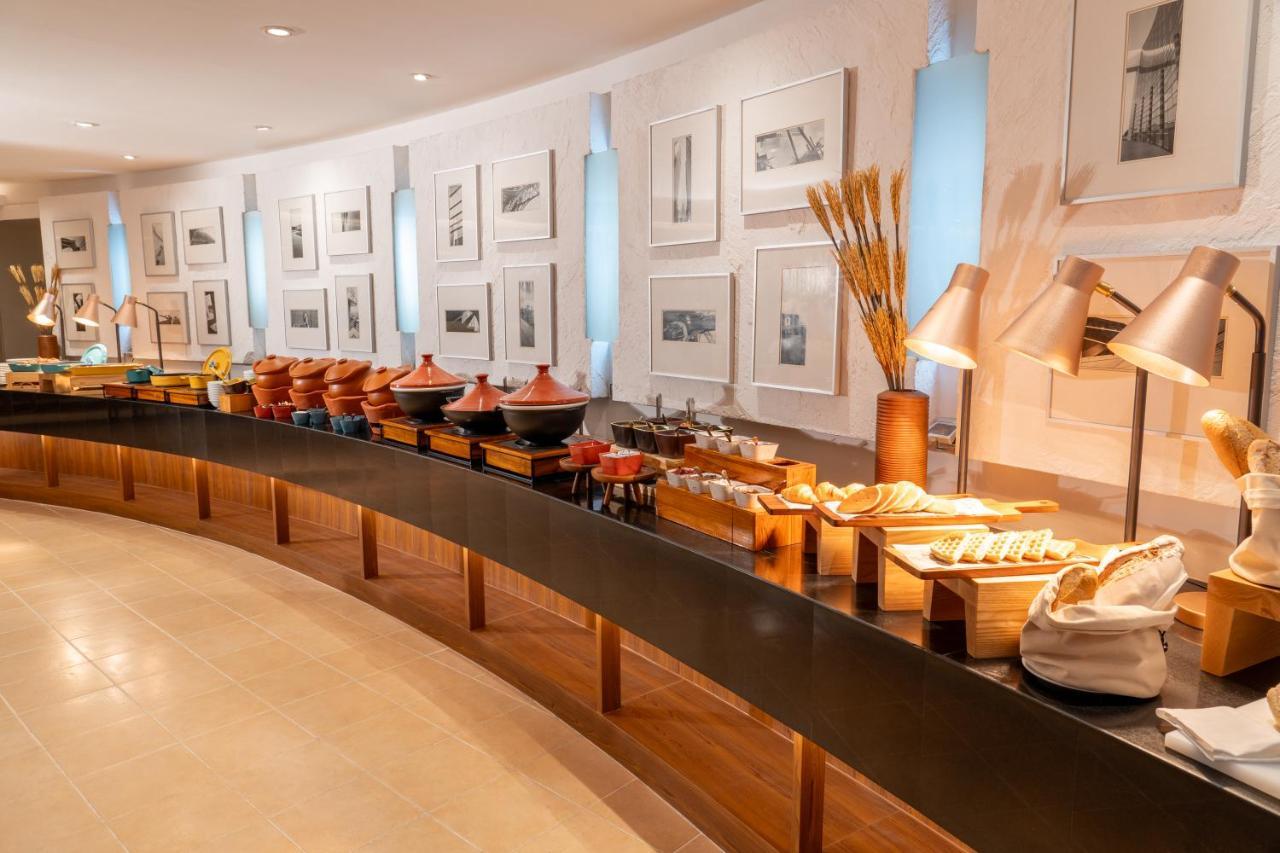 ブールバード ホテル バンコク スクンビット バンコク都 エクステリア 写真 A buffet at a hotel
