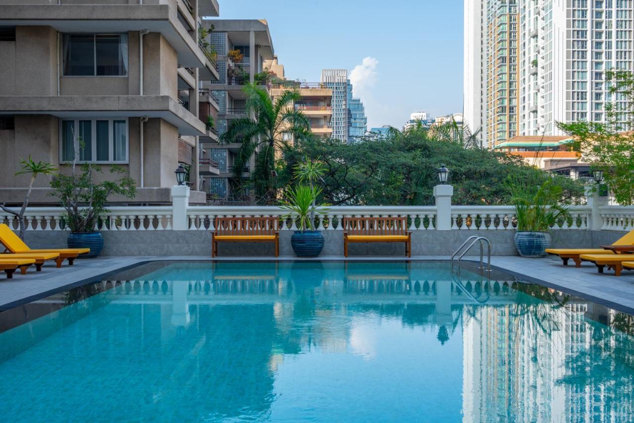 ブールバード ホテル バンコク スクンビット バンコク都 エクステリア 写真 The swimming pool at the hotel