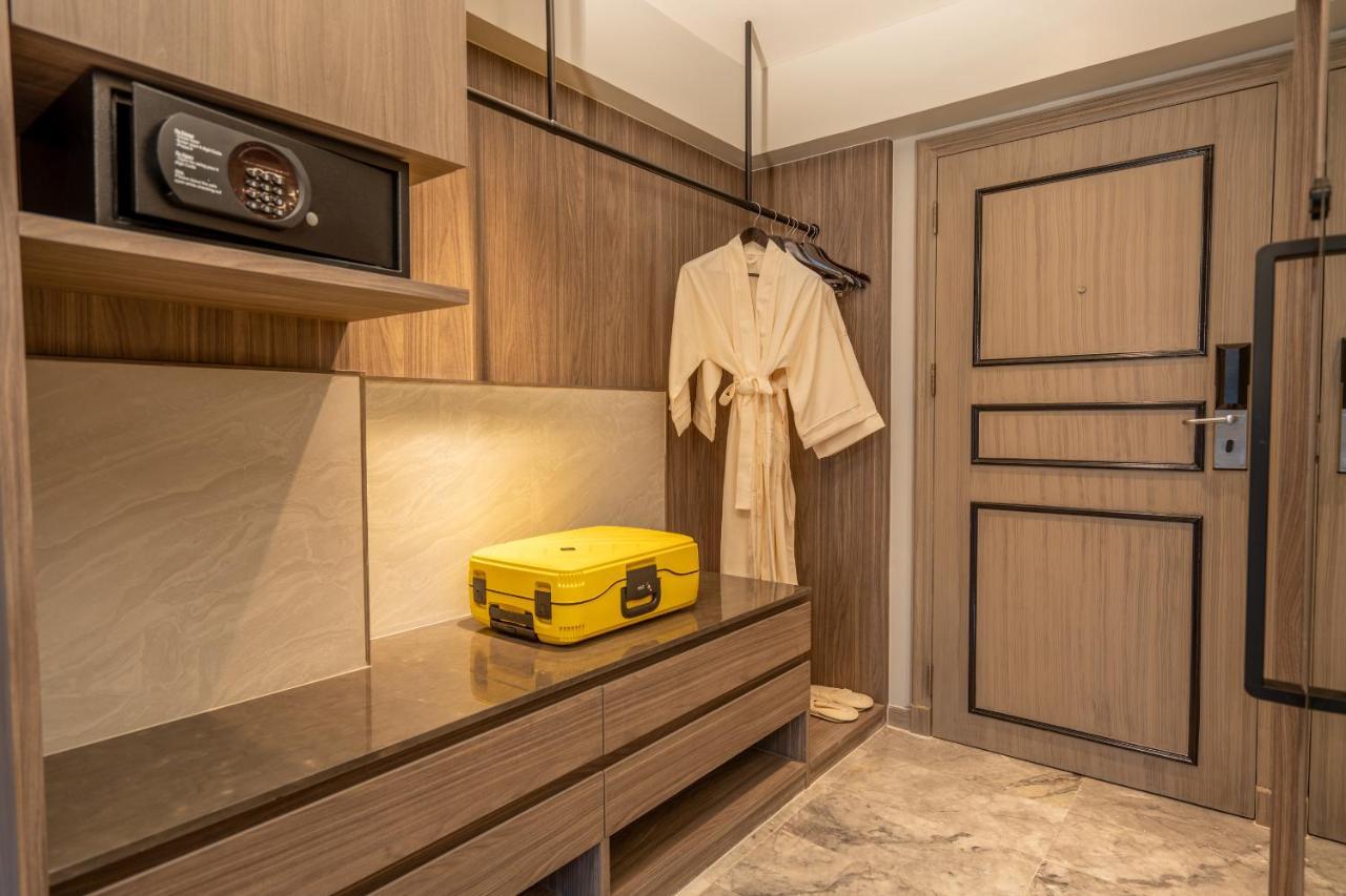 ブールバード ホテル バンコク スクンビット バンコク都 エクステリア 写真 A safe in a hotel room