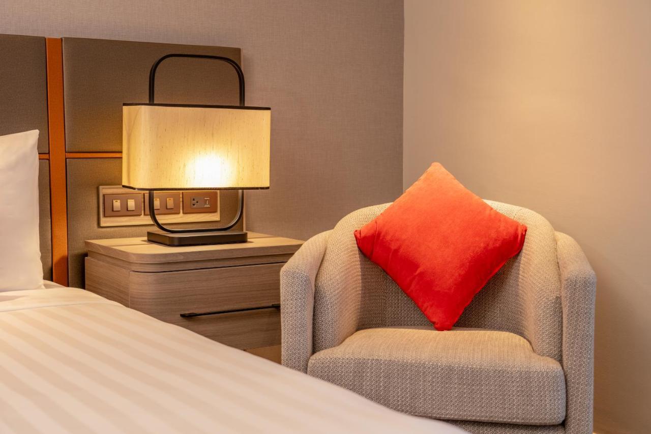ブールバード ホテル バンコク スクンビット バンコク都 エクステリア 写真 A lamp on a bedside table