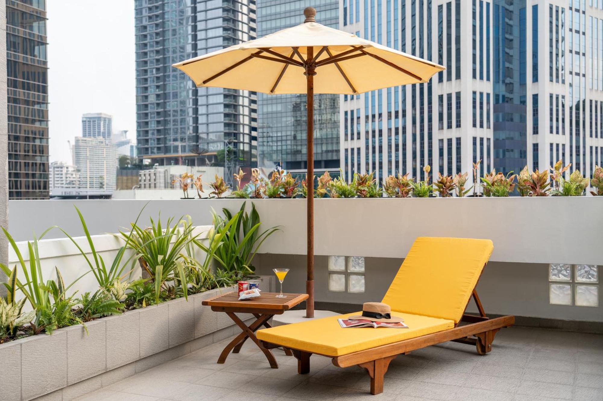 ブールバード ホテル バンコク スクンビット バンコク都 エクステリア 写真 A patio umbrella